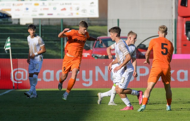Zawodnicy Olimpii Grudziądz (białe stroje) przegrali trzeci mecz z rzędu i w sumie piąty w sezonie