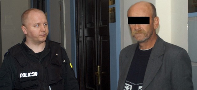 Policjanci doprowadzili podejrzanego do krośnieńskiego sądu. Najbliższe 3 miesiące Zdzisław F. spędzi w areszcie.