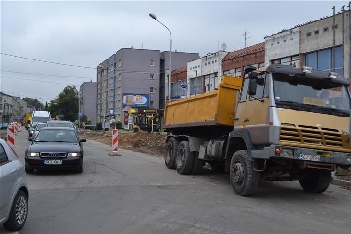 Częstochowa: Remont Warszawskiej. Trwa wyburzanie kamienicy przy ulicy Garibaldiego [ZDJĘCIA]