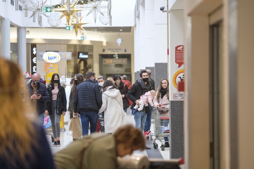 Galerie handlowe w Toruniu znów otwarte! Tłumy i kolejki przed sklepami ZDJĘCIA