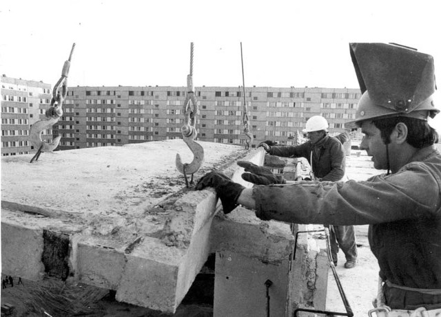 Budowa bloku z wielkiej płytyTak wyglądało budowanie bloków z wielkiej płyty w połowie lat 80-tych. Na zdjęciu: brygada z Białostockiego Kombinatu Budowlanego.