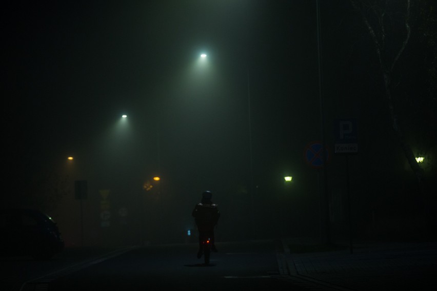 Poznań zatopiony w gęstej mgle. Zobacz zdjęcia -->