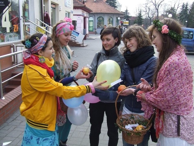 Jabłkami częstują Oliwia Kamionka i Monika Malinowska.