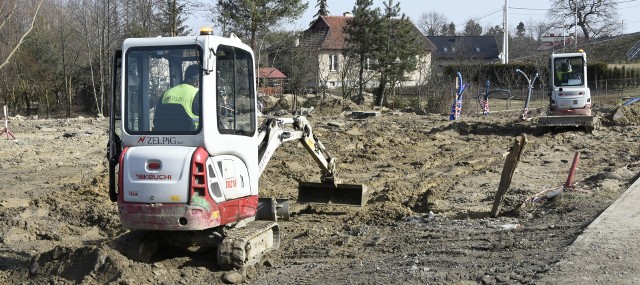 Parking typu park&ride przy stacji kolejowej w Staniątkach powstaje w ramach unijnego transportowego projektu wartego 26,5 mln zł. Centrum przesiadkowe powinno być gotowe na koniec lipca 2021 roku