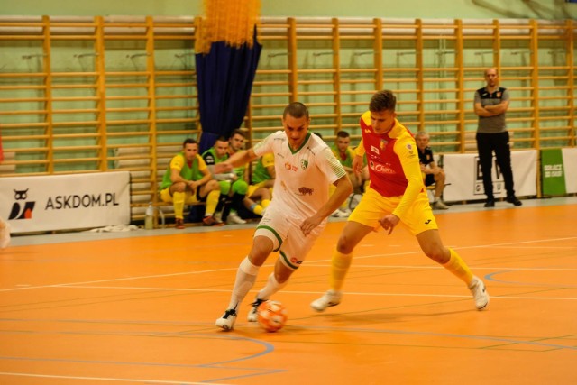 Futsaliści Futbalo Białystok (na biało) wygrali w derbowym starciu z Bonito Heliosem
