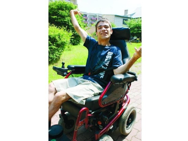 24-letni Piotr Jaśkowski z Grajewa cierpi na porażenie mózgowe. Jego wózek jest już bardzo wysłużony, potrzebuje nowego.