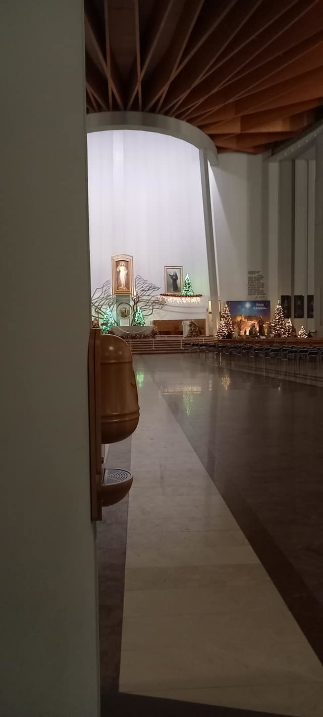 Bezdotykowe kropielnice z wodą święconą w Sanktuarium Bożego Miłosierdzia w Łagiewnikach