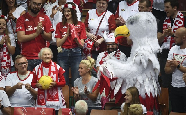 Reprezentacji Polski siatkarzy kibicują w Spodku fani w każdym wieku