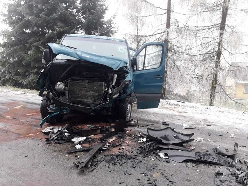 Gorlice. Wypadek trzech samochodów w Ropie. Pierwszy śnieg, pierwsze stłuczki [ZDJĘCIA]