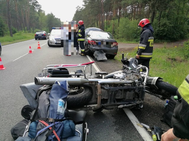 Ze wstępnych informacji wynika, że w zdarzeniu brały udział dwa auta osobowe i motocykl. Motocyklistą był Szwed, który brał udział w motocyklowej wycieczce po Polsce. Na drodze Bydgoszcz - Toruń są utrudnienia. Pracują służby: straż pożarna, policja i pogotowie. Z relacji naocznych świadków wynika, ze w motocykl uderzyła toyota. Samochodem jechały dwie kobiety jadące z Krakowa do Centrum Onkologii. W wyniku uderzenie motocykl trafił w jadące w kierunku Piły bmw.Noś odblaski także w mieście. Policja apeluje do pieszych.