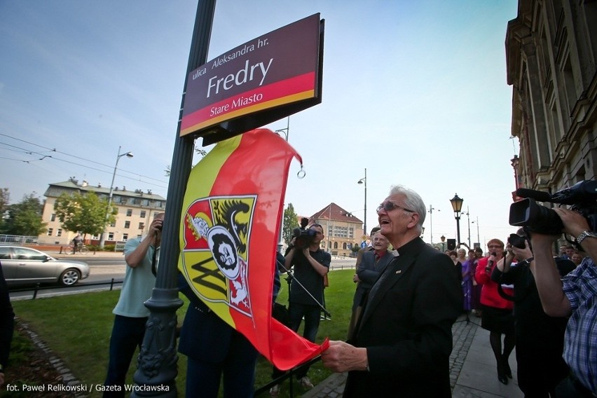 Wrocław: Ksiądz Adam Boniecki odsłonił ulicę Fredry (ZDJĘCIA)