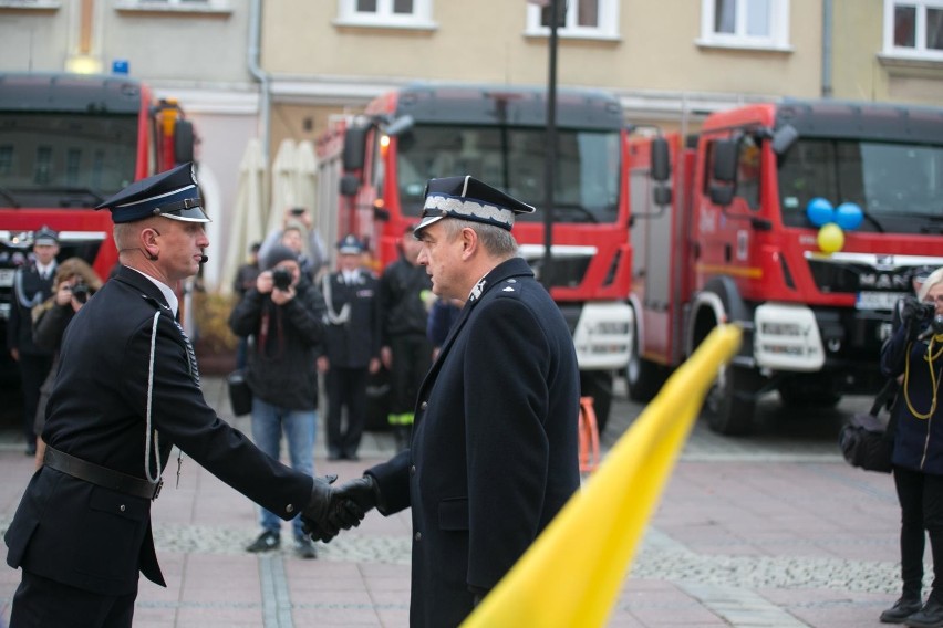 Przekazanie samochodów OSP na opolskim Rynku.