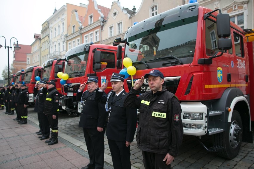 Przekazanie samochodów OSP na opolskim Rynku.