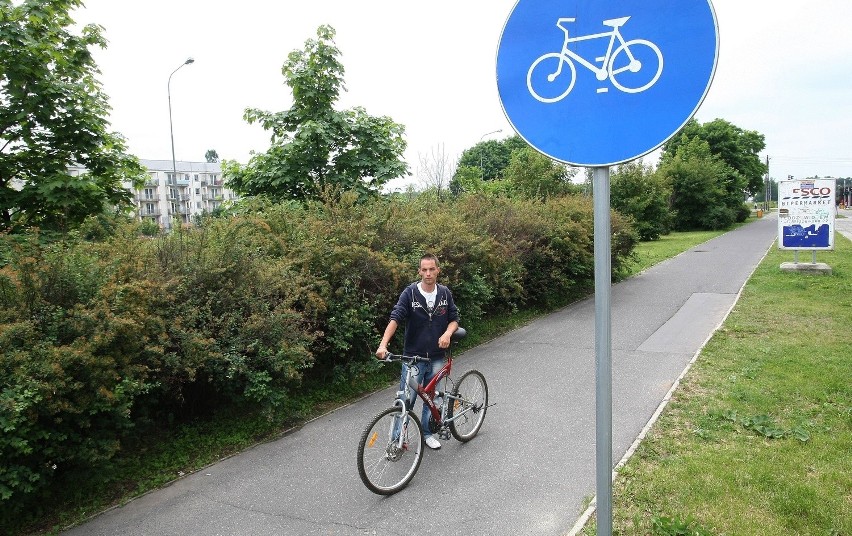 Arkadiusz Stańczyk pokazuje miejsce na drodze rowerowej, w...