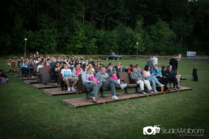 Wolbrom. 300 osób na pokazie filmu w plenerze [ZDJĘCIA]