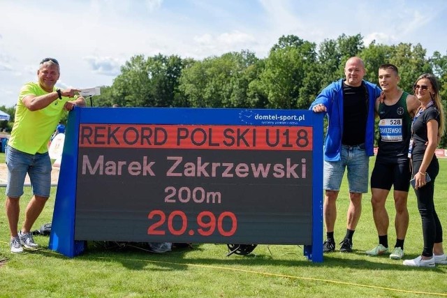 Mieli się z czego cieszyć, bo sukces jest ogromny. Od lewej: Tomasz Czubak (trener), Jarosław Zakrzewski (ojciec mistrza), Marek Zakrzewski (biegacz-bohater), Kinga Zakrzewska (mama złotego medalisty)