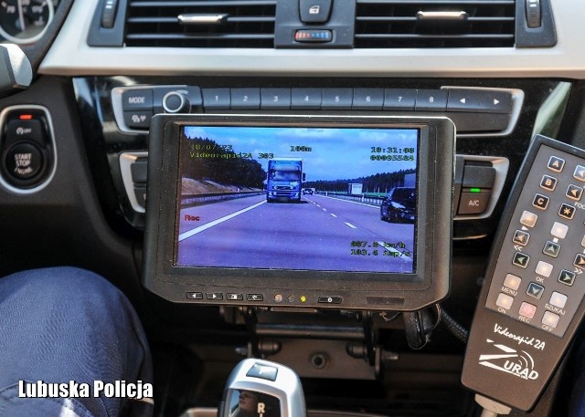 Od początku lipca obowiązuje zakaz wyprzedzania się samochodów ciężarowych na autostradach i drogach ekspresowych.