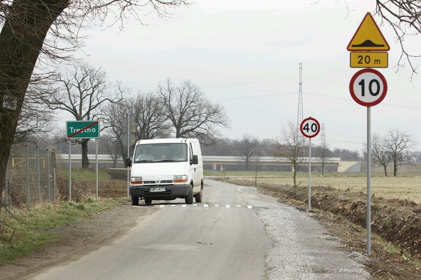 Wjazd z obwodnicy otwarty, ale z ograniczeniami do 10 km/h! Kierowcy już niszczą auta na progach