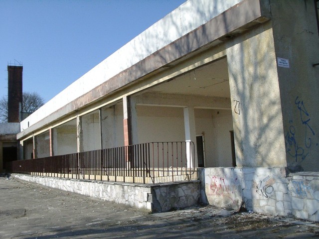 Kasyno wojskowe, które przez lata było centrum kulturalnym miasta, zostało zamknięte w 2002 roku. Od tej pory obiekt nieszczeje.