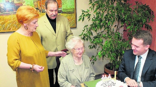 Chwila przed zdmuchnięciem świeczek na torcie. Od lewej: Mirosława i Zbigniew Farafoszyn, Jadwiga Farafoszyn i prezydent Marek Materek.