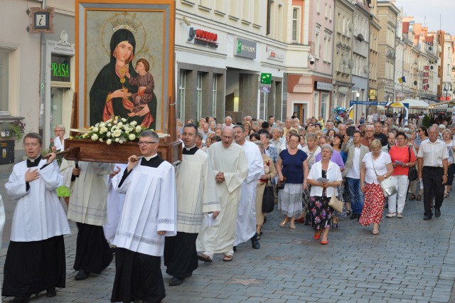 Kopia obrazu Matki Boskiej Opolskiej została przeniesiona w procesji z kościoła "na górce" do katedry.