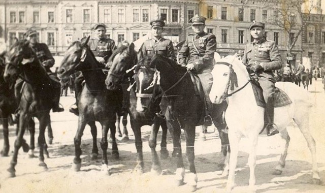 Ułani podczas jednego z przejazdów przez Koszalin &#8211; 5 września 1945 r. (na zdjęciu: dzisiejszy plac Zwycięstwa, w tle widać skrzyżowanie z ulicą Piłsudskiego).  27 stycznia 1947 roku władze wojskowe podjęły decyzję o rozformowaniu 1. Warszawskiej Dywizji Kawalerii.