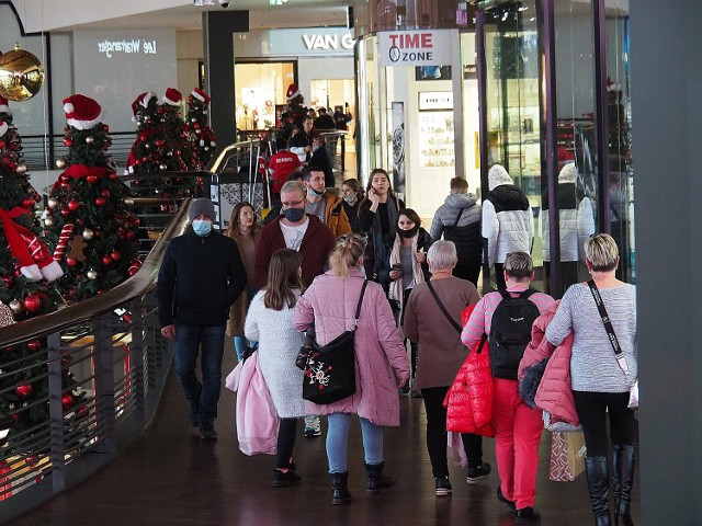 Black Friday, Black Weekend, Black Week - w Manufakturze tłumy klientów - sobota 27 listopada 2021.