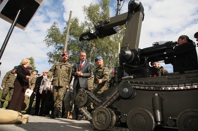 Minister obrony narodowej Bogdan Klich w towarzystwie dowódców Polskich Sił Zbrojnych, obejrzał w kieleckim Centrum najnowocześniejszy sprzęt Wojsk Lądowych.