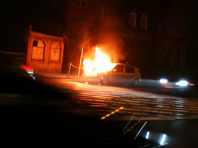Pożar samochodu na Głogowskiej.Kilkanaście minut po godz. 19 straż pożarna dostała zgłoszenie o płonącym samochodzie na u. Głogowskiej w Poznaniu. Pożar udało się szybko ugasić - nikomu nic się nie stało. Trwa ustalanie przyczyn pożaru.