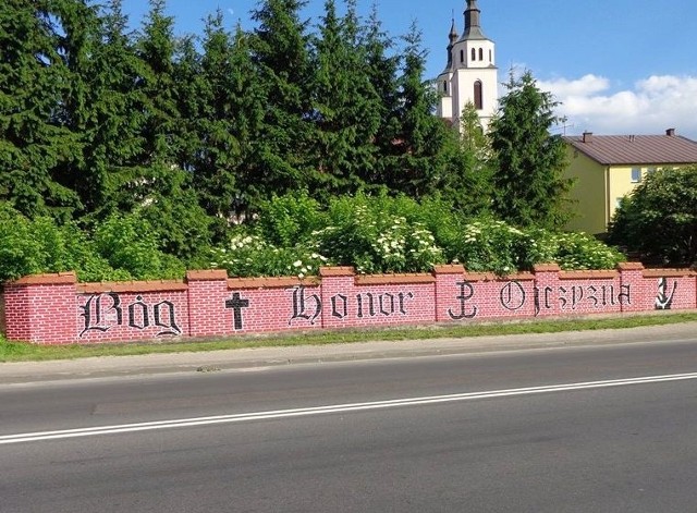 Piątnicki mural  wzbudza różne skojarzenia. Pojawiają się też opinie, że malowidło trzeba zamalować.