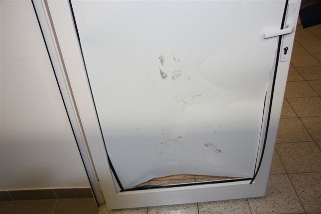 Agresywny klient zniszczył drzwi w wyszkowskim Tesco