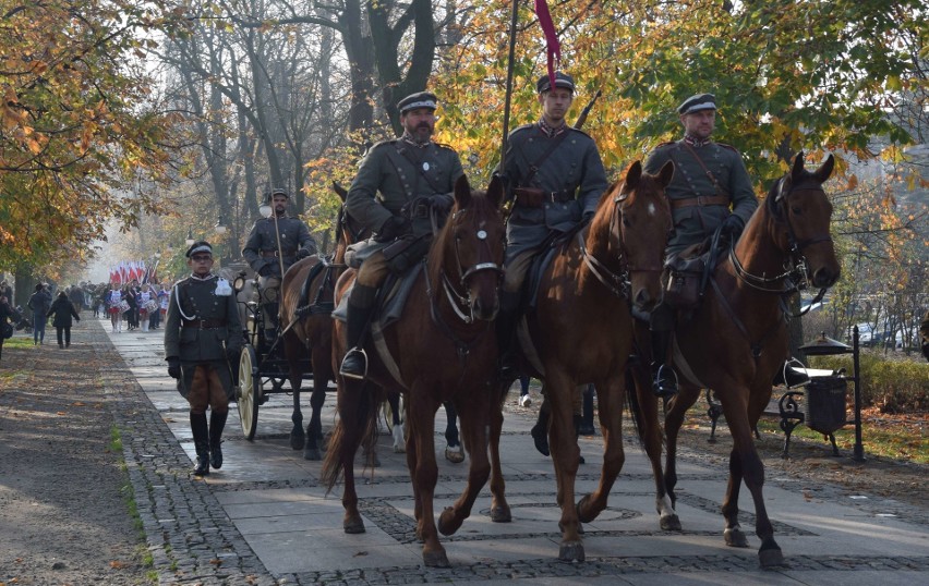 Marsz Wolności 2018 w Radomiu oraz rekonstrukcja historyczna z udziałem młodzieży VI Liceum imienia Jana Kochanowskiego w Radomiu