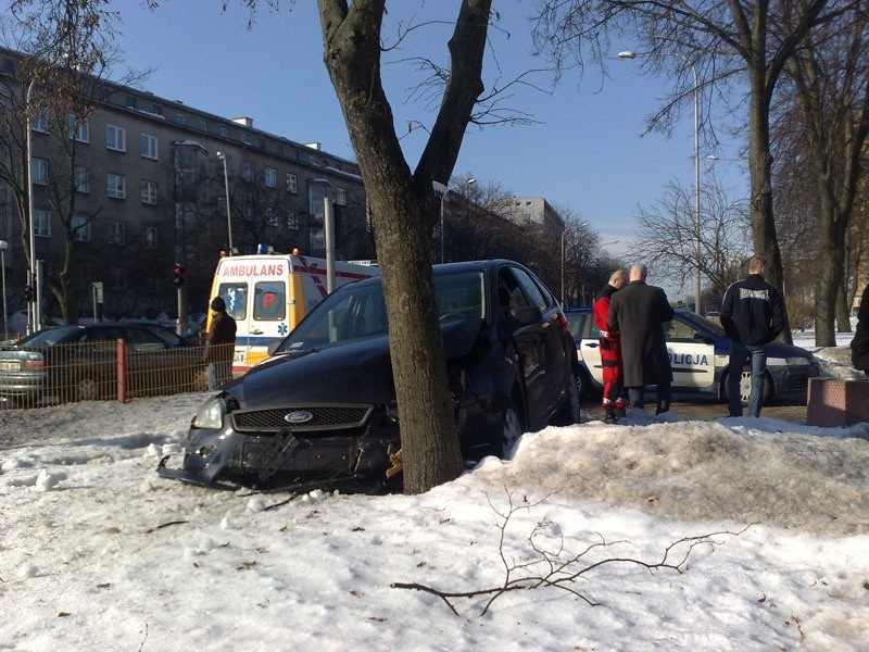 Ford focus uderzyl w drzewo na alei Pilsudskiego...