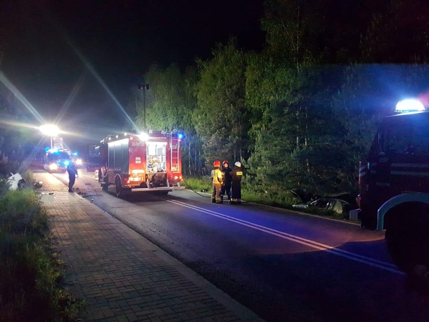 Niwka. Wypadek na drodze wojewódzkiej 975. Jeden z pojazdów stanął w płomieniach [ZDJĘCIA]