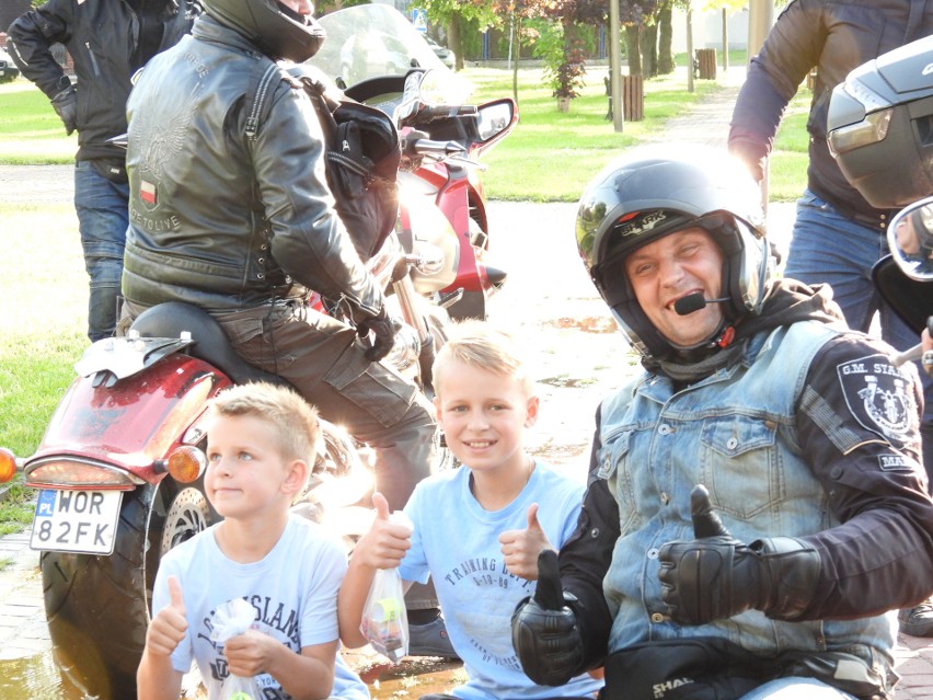 Dzień Dziecka z Grupą Motocyklową "Stajnia". Motocykliści rozdawali prezenty dzieciom z okazji ich święta. 1.06.2022