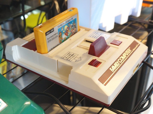 Gra Super Mario Bros wpięta w konsolę Nintendo Famicom