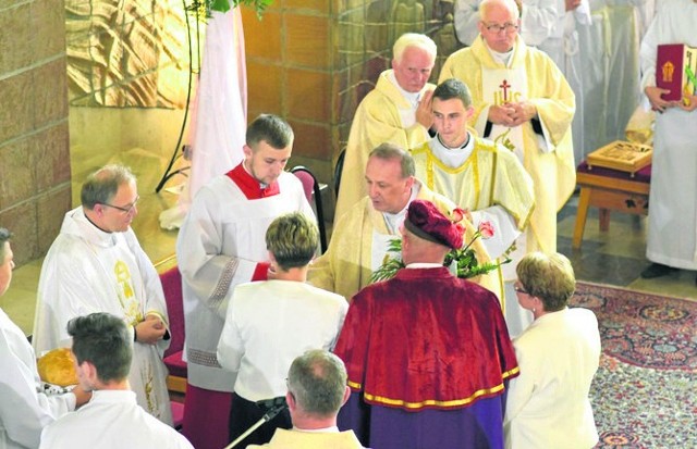 Nowy proboszcz serbinowskiej parafii, ksiądz Jan Biedroń został bardzo ciepło przywitany przez parafian.