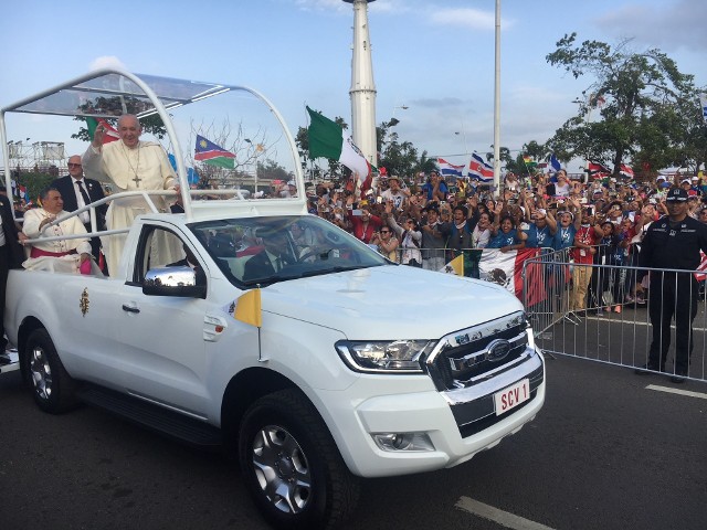 Młodzież z diecezji kieleckiej wzięła udział w uroczystym powitaniu papieża Franciszka w Panamie.