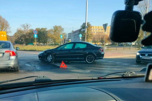 Uszkodzony samochód blokuje prawy pas ruchu.