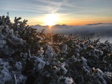 W Beskidy wrócił silny wiatr. Śnieg pokrył szlaki. Jest iście bajkowo, ale czy bezpiecznie? Jakie warunki będą w weekend?