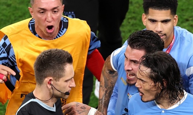 Edinson Cavani i jego koledzy z zespołu Urugwaju zaatakowali po meczu z Ghaną niemieckiego sędziego Daniela Sieberta