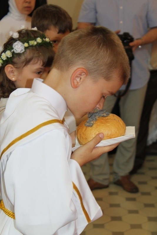 Kapłan wręczył wszystkim dzieciom chleb, którym podzieliły się ze swoją rodziną