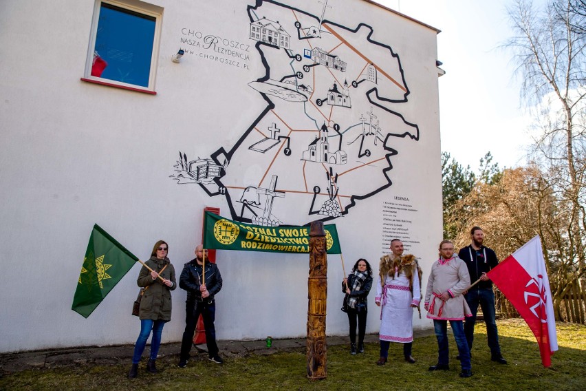 Posąg Światowida poświęcony w Choroszczy. Razem z kapliczką...