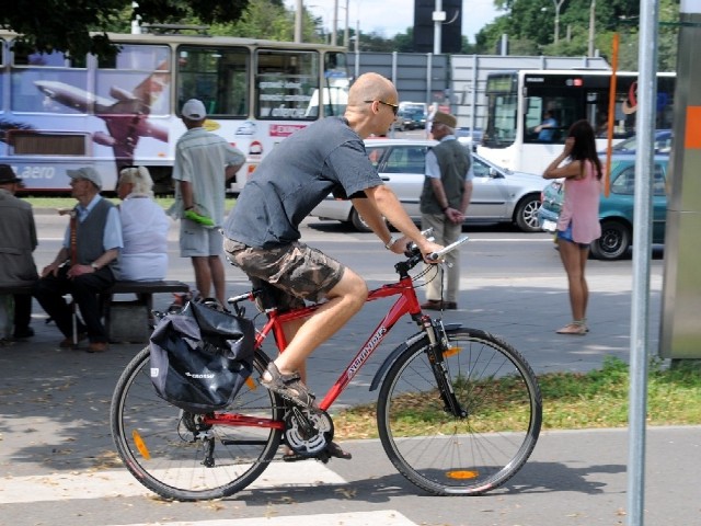 Błędy w przetargu jeszcze bardziej opóźnią powstanie sieci wypożyczalni rowerów miejskich.