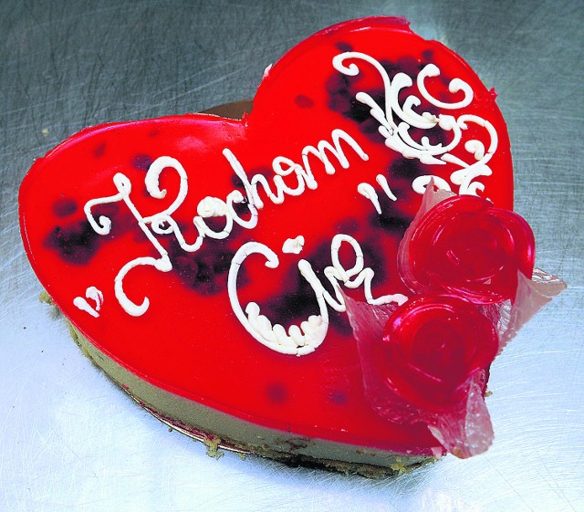 Słodki i lekki torcik w kształcie serca z napisem: Kocham Cię!