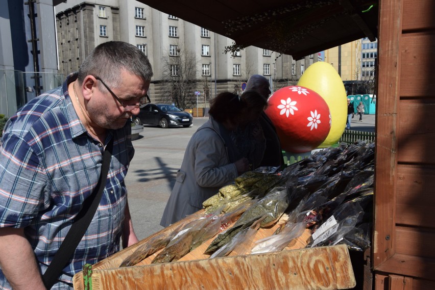 Palmy wielkanocne, ozdoby świąteczne, słodycze i miody. To...