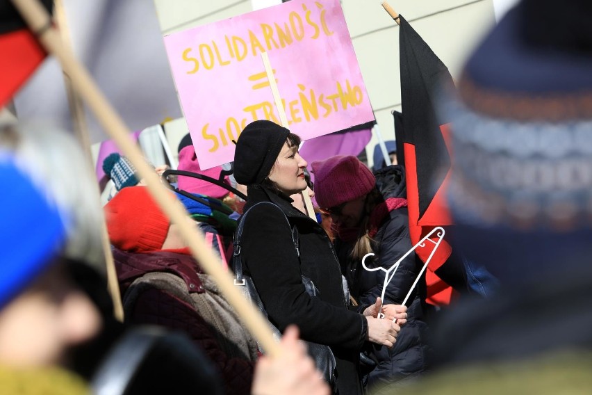 Protest kobiet w czarny piątek odbędzie się w Katowicach na...