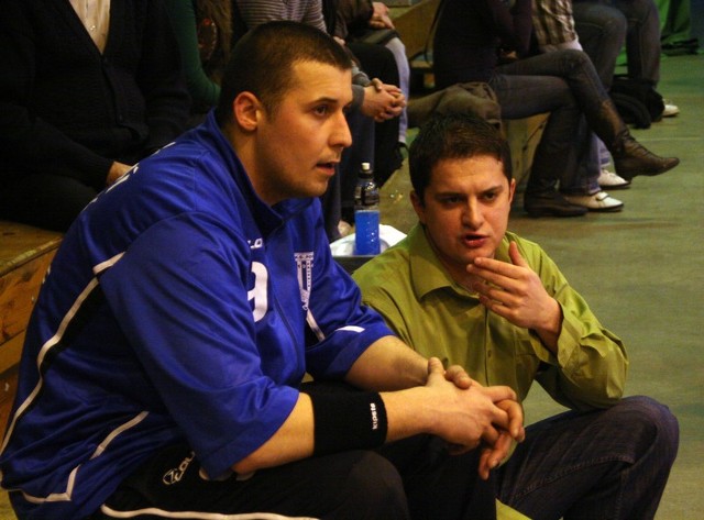 Tomasz Łakis (z lewej) był najskuteczniejszym zawodnikiem Pogoni w meczu w Gliwicach. Obok trener prudnickiej drużyny Tomasz Michalak.