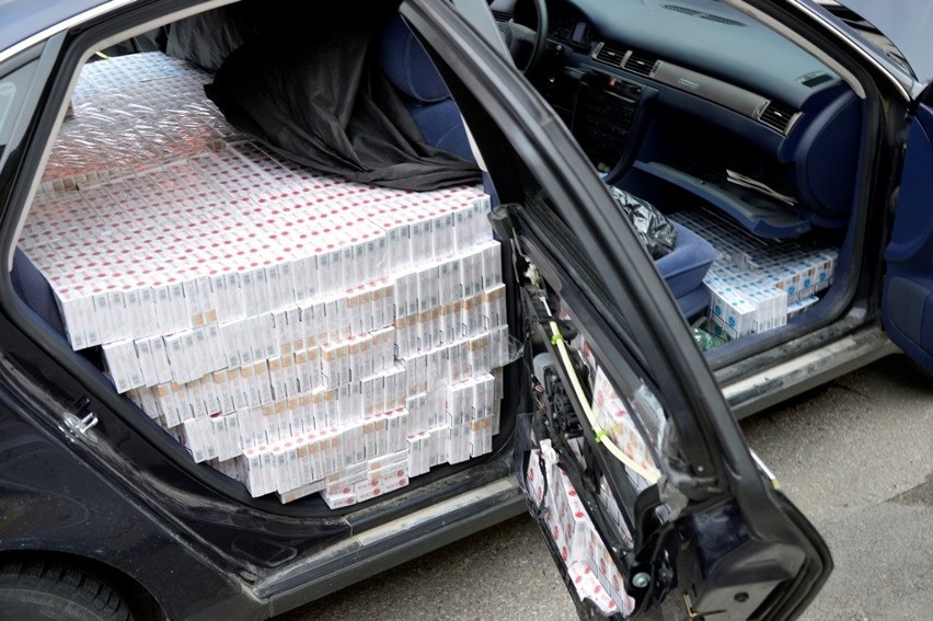 W samochodzie celnicy znaleźli 13 tys. paczek papierosów z...