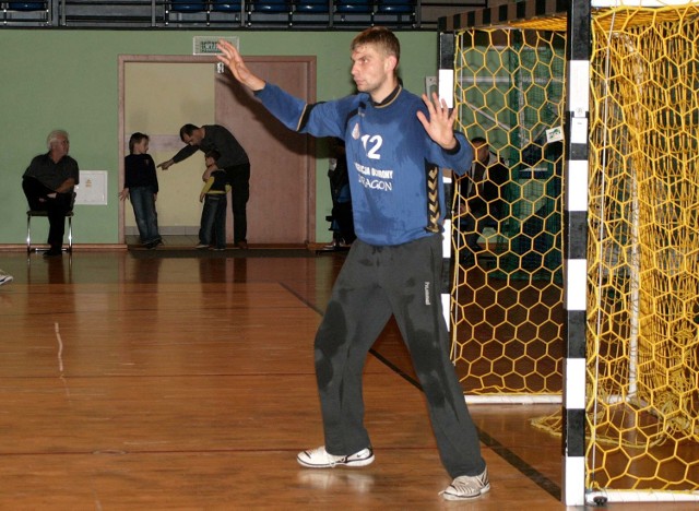 Bramkarz AZS, Filip Jarosz, mimo porażki dobrze bronił w meczu z Gwardią w Opolu.